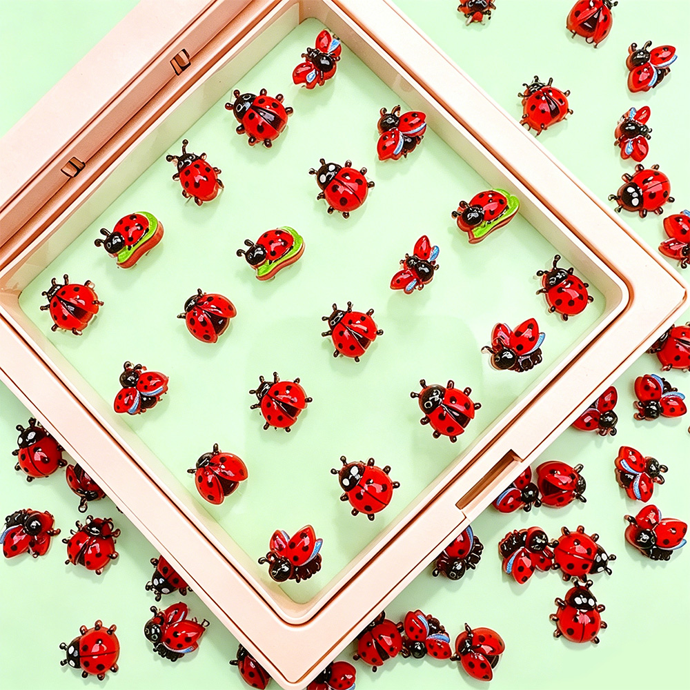 50 Pièces Breloques 3D Mixtes  - Art Craft Ladybug avis et prix